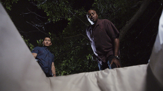 Chin i Grover zaglądają do grobu.