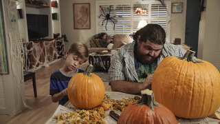 Jerry i syn Danny'ego obrabiają dynie.