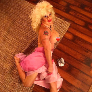 Colton Haynes jako Miss Piggy