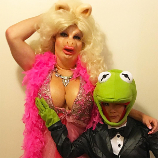 Colton Haynes jako Miss Piggy