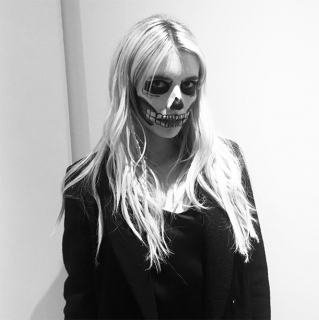 Emma Roberts w charakteryzacji kościotrupa
