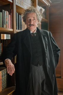 Geoffrey Rush jako Albert Einstein - zdjęcie z Genius