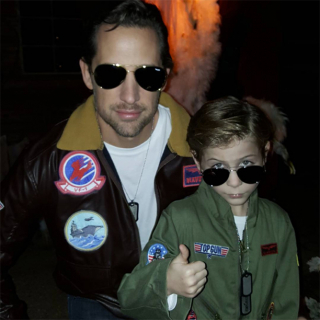 Jacob Tremblar z ojcem jako postaci z Top Gun