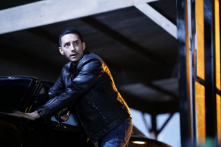 Robbie Reyes przy samochodzie.