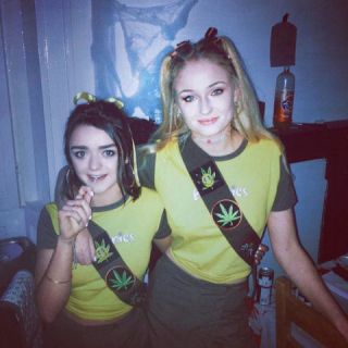 Maissie Williams i Sophie Turner z Gry o tron jako harcerki sprzedające ciasteczka z marihuaną