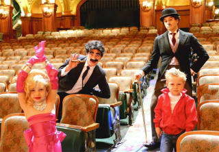 Neill Patrick Harris z rodziną jako Charlie Chaplin, Marilyn Monroe, James Dean i Groucho Marx