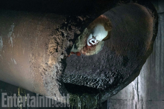 To - zdjęcie Billa Skarsgarda jako Pennywise'a