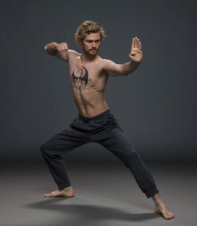 Finn Jones jako Iron Fist