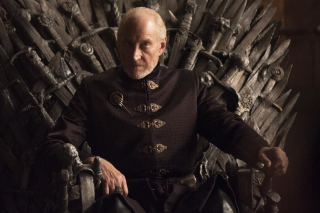 Charles Dance jako Tywin Lannister