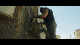 Scena akcji z kaskaderką przed nałożeniem cyfrowej twarzy Dafne Keen