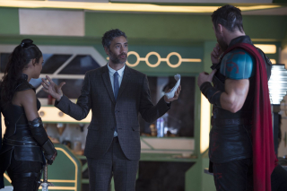 Thor: Ragnarok - zdjęcie z filmu Marvela - Chris Hemsworth i Tessa Thompson