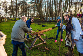 Adam Siennica tnie drewno