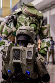 Master Chef (czy jakoś tam) patrzący na Tytana z gry `Titanfall - Pyrkon 2017