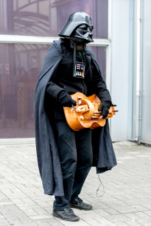 Przypadkowy Darth Vader grający marsz imperialny na lirze korbowej - Pyrkon 2017