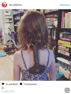 Fanki Wonder Woman pozują w sukni i z mieczem - zdjęcie