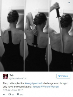 Fanki Wonder Woman pozują w sukni i z mieczem - zdjęcie