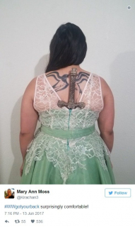 Fanki Wonder Woman pozują w sukni i z mieczem - zdjęcie