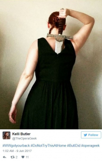 Fanki Wonder Woman pozują w sukni i z mieczem - zdjęcie