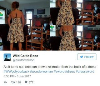 Fanki Wonder Woman pozują w sukni i z mieczem - zdjęcie