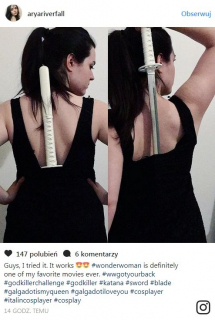 Fanki Wonder Woman pozują w sukni i z mieczem - zdjęcie