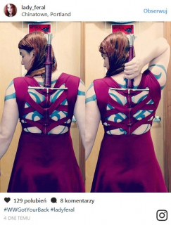 Fanki Wonder Woman pozują w sukni i z mieczem - zdjęcie