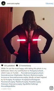 Fanki Wonder Woman pozują w sukni i z mieczem - zdjęcie