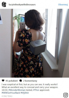 Fanki Wonder Woman pozują w sukni i z mieczem - zdjęcie