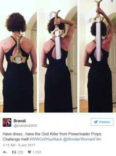 Fanki Wonder Woman pozują w sukni i z mieczem - zdjęcie