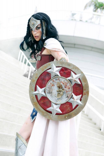 Megan Marie jako Wonder Woman - cosplay