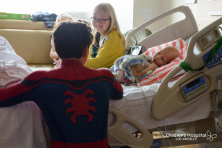 Spider-Man z wizytą w szpitalu – zdjęcie