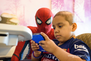 Spider-Man z wizytą w szpitalu – zdjęcie