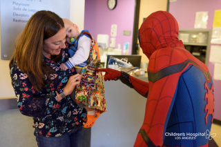 Spider-Man z wizytą w szpitalu – zdjęcie