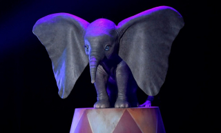 Dumbo - zdjęcie figury na D23 Expo