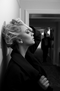 Kaley Cuoco - sesja zdjęciowa dla magazynu Watch!