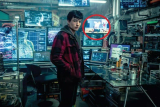 Barry Allen (Flash) najwyraźniej lubi animację Rick i Morty - na poniższym kadrze widzimy odcinek 1. sezonu kreskówki, zatytułowany "Something Ricked This Way Comes"