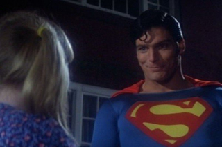 Gdy Martha odwiedza Lois w Daily Planet na ścianie widzimy plakat informujący o zagubionym kocie - w filmie z 1978 roku Superman także uratował kota, który nie mógł samodzielnie zejść z drzewa