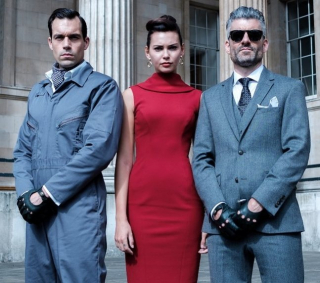 W trakcie końcowego monologu Lois Lane na ekranie pojawia się piękna kobieta w czerwonej sukni - niektórzy podejrzewają, że to Kobieta-Kot - chwilę później widzimy bowiem dzieci przy Wonder Woman, z których jedno ma na sobie kocie uszy, a wcielająca się w rolę kobiety aktorka zdjęcie z planu opatrzyła wymownym wpisem: "Szykując się do rabunku"