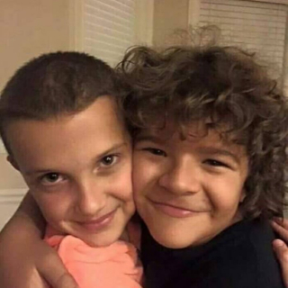 Obsada Stranger Things poza planem - zdjęcie