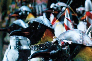 Alfred mówi o "eksplodujących pingwinach" - to oczywiste nawiązanie do filmu "Powrót Batmana", w którym to Pingwin był jednym z przeciwników Mrocznego Rycerza