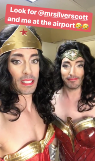 Drew i Jonathan Scott jako Wonder Woman