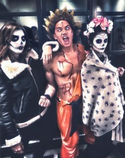 Nina Dobrev ze znajomymi w przebraniu halloweenowym