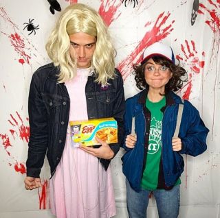 Sarah Hyland i Wells Adams jako Eleven i Dustin ze Stranger Things