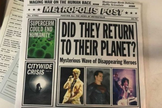 Nagłówek Metropolis Post informuje o tajemniczych zniknięciach herosów popkultury - co ciekawe, Prince nagrał utwór, który znalazł się na ścieżce dźwiękowej do filmu "Batman", a piosenka "Heroes" Davida Bowie'ego (choć w innej aranżacji) została wykorzystana w ramach kampanii promocyjnej "Ligi Sprawiedliwości"