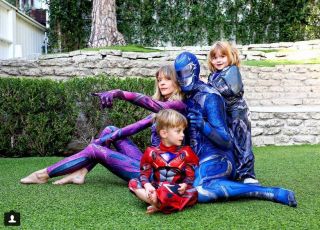 Jaime King z rodziną jako Power Rangers