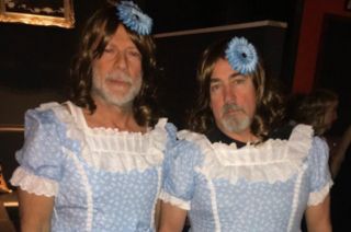 Bruce Willis i Stephen J. Eads jako bliźniaczki z filmu Lśnienie