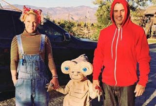 Pink z rodziną jako bohaterowie E.T.