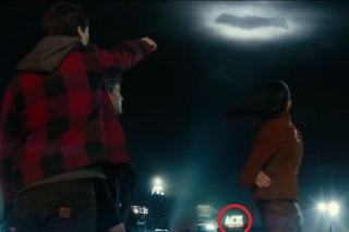 Gdy Bruce, Diana i Barry patrzą na znak Batmana, na ekranie pojawia się logo ACE Chemicals - znanego z komiksów DC miejsca, w którym Joker wpadł do kadzi z chemikaliami