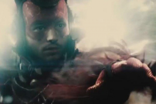 W filmie "Batman v Superman: Świt sprawiedliwości" przybywający z przyszłości Flash mówi do Batmana: "Lois jest kluczem" - najprawdopodobniej chodzi mu o to, że tylko Lois może uspokoić powracającego do żywych Supermana