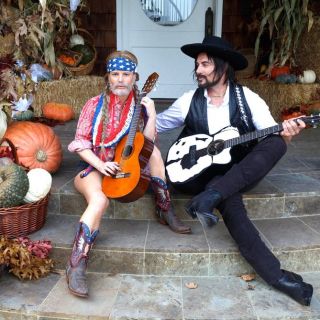 Jessica Simpson z mężem jako Willie i Waylon