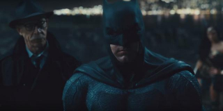 Jim Gordon mówiący o tym, że Batman "ponownie" współpracuje z innymi